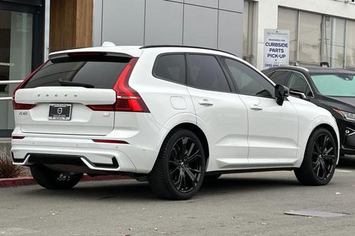 2023 Volvo XC60 Recharge Plug-In Hybrid T8 Ultimate Dark Theme