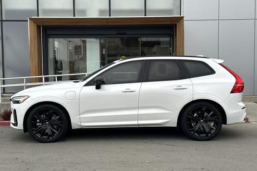 2023 Volvo XC60 Recharge Plug-In Hybrid T8 Ultimate Dark Theme