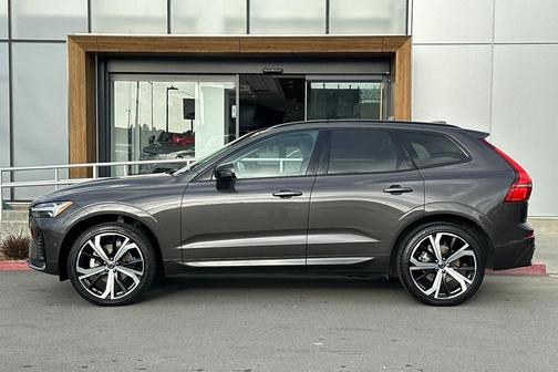 2024 Volvo XC60 B5 Ultimate Dark Theme