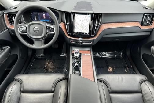 2024 Volvo XC60 B5 Ultimate Dark Theme