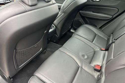 2024 Volvo XC60 B5 Ultimate Dark Theme