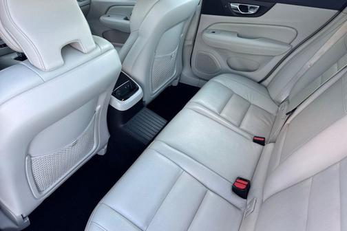 Crystal White Metallic 2022 Volvo S60 Recharge Plug-In Hybrid T8 R-Design Expression