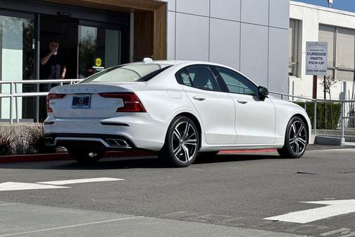 Crystal White Metallic 2022 Volvo S60 Recharge Plug-In Hybrid T8 R-Design Expression