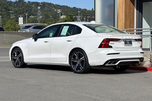 Crystal White Metallic 2022 Volvo S60 Recharge Plug-In Hybrid T8 R-Design Expression