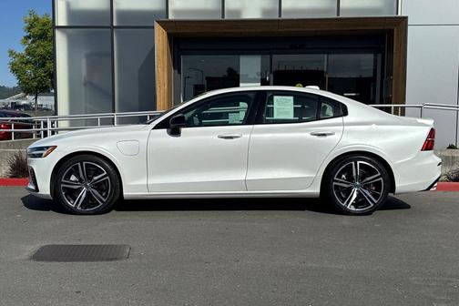 Crystal White Metallic 2022 Volvo S60 Recharge Plug-In Hybrid T8 R-Design Expression