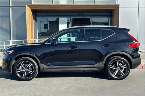 2025 Volvo XC40 B5 Core Bright Theme