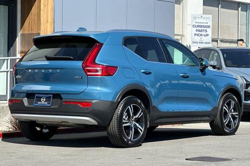 2025 Volvo XC40 B5 Core Bright Theme