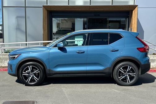 2025 Volvo XC40 B5 Core Bright Theme