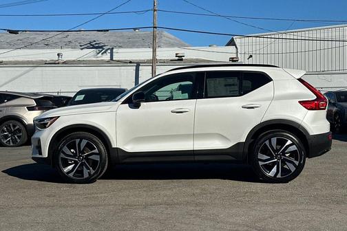 Crystal White 2026 Volvo XC40 Ultra, B5 AWD Gas (mild hybrid), Dark