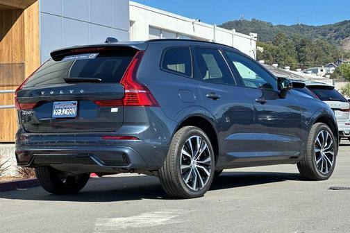 2023 Volvo XC60 Recharge Plug-In Hybrid T8 Ultimate Dark Theme