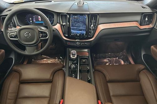 2023 Volvo XC60 Recharge Plug-In Hybrid T8 Ultimate Dark Theme