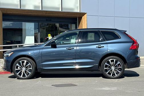 2023 Volvo XC60 Recharge Plug-In Hybrid T8 Ultimate Dark Theme