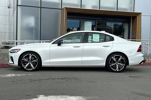 2024 Volvo S60 B5 Ultimate Dark Theme