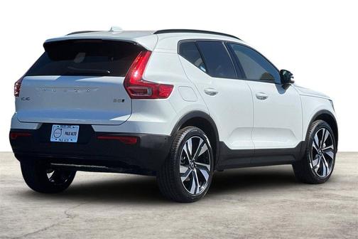 Crystal White 2026 Volvo XC40 Ultra, B5 AWD Gas (mild hybrid), Dark