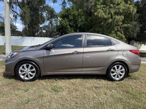 2013 Hyundai Accent SE