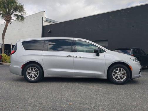 2024 Chrysler Pacifica Touring-L