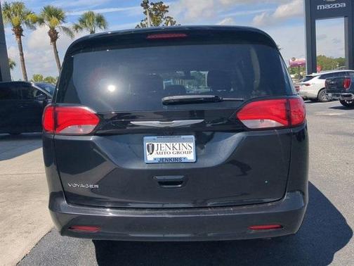 2022 Chrysler Voyager LX