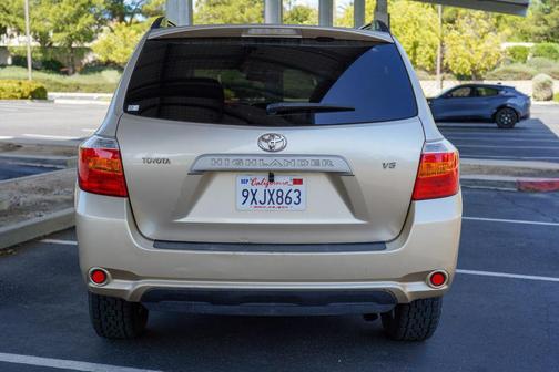 Gold 2008 Toyota Highlander Sport