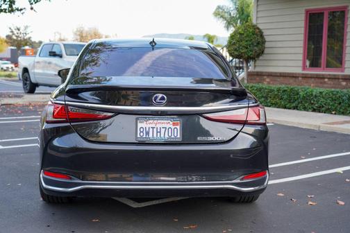 2021 Lexus ES 300h Base
