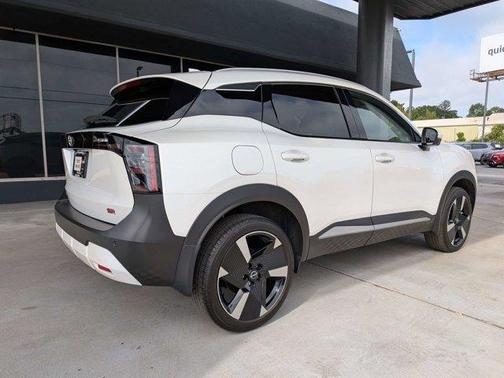 Aspen White Tri 2025 Nissan Kicks SR