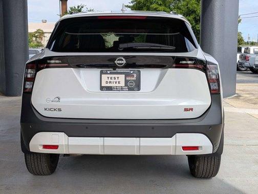 Aspen White Tri 2025 Nissan Kicks SR