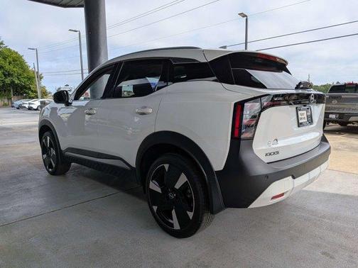Aspen White Tri 2025 Nissan Kicks SR