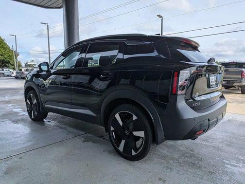 Super Black 2025 Nissan Kicks SR