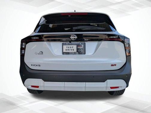 Aspen White Tri 2026 Nissan Kicks SR