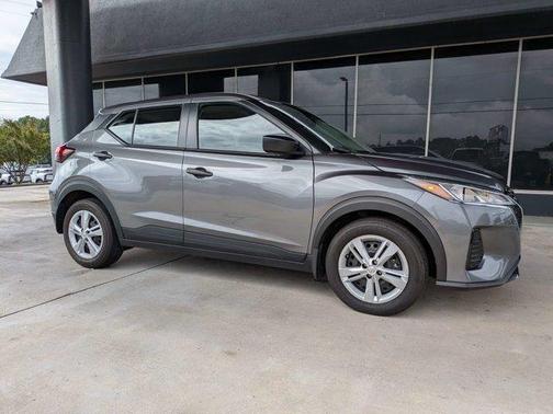 Gun Metallic 2024 Nissan Kicks S