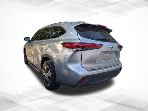 Celestial Silver Metallic 2021 Toyota Highlander Hybrid XLE