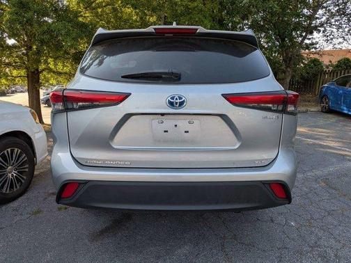 Celestial Silver Metallic 2021 Toyota Highlander Hybrid XLE