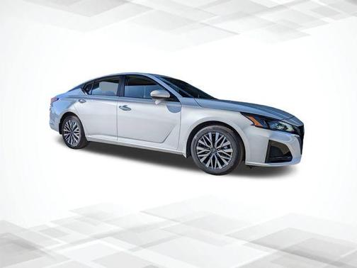 White 2023 Nissan Altima 2.5 SV