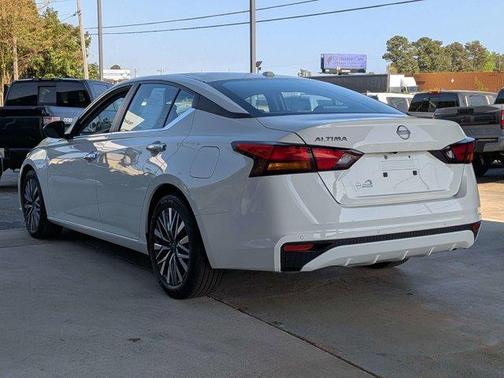 Glacier White 2025 Nissan Altima SV