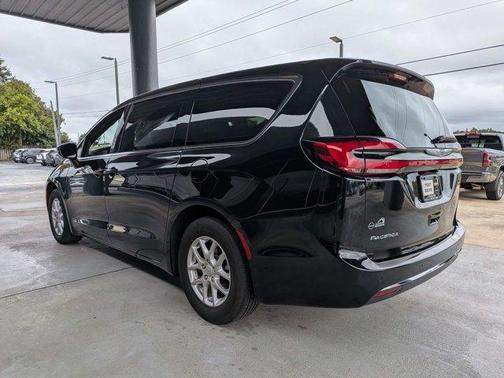 Diamond Black 2026 Chrysler Pacifica Select