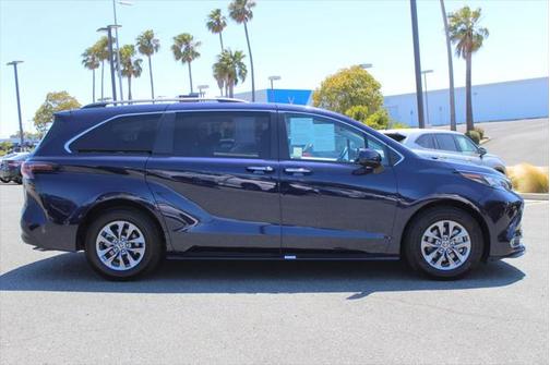 2024 Toyota Sienna XLE 8 Passenger