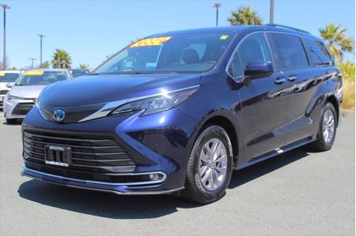 2024 Toyota Sienna XLE 8 Passenger