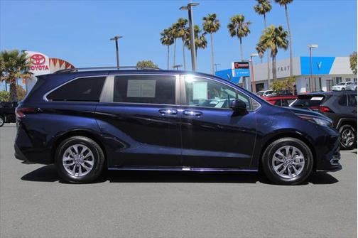 2023 Toyota Sienna XLE 8 Passenger