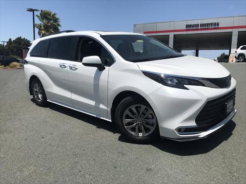 2024 Toyota Sienna XLE 8 Passenger