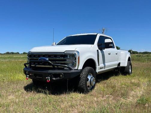 Oxford White 2023 Ford F-350 Lariat
