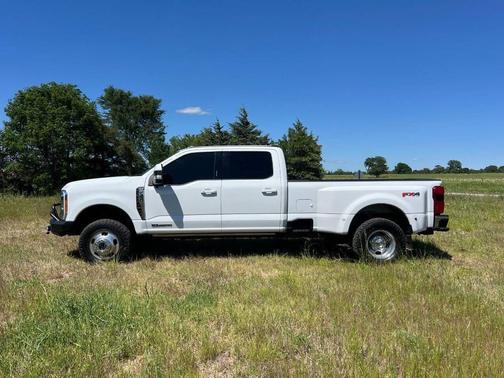 Oxford White 2023 Ford F-350 Lariat
