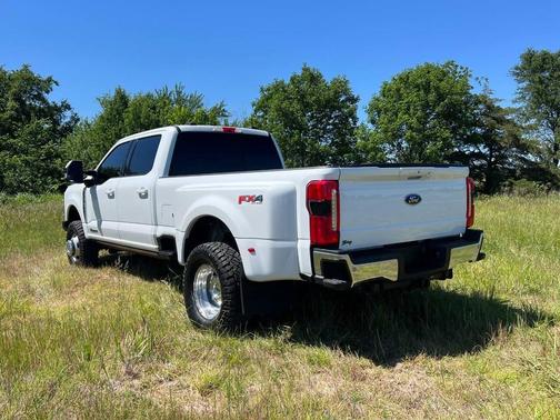 Oxford White 2023 Ford F-350 Lariat