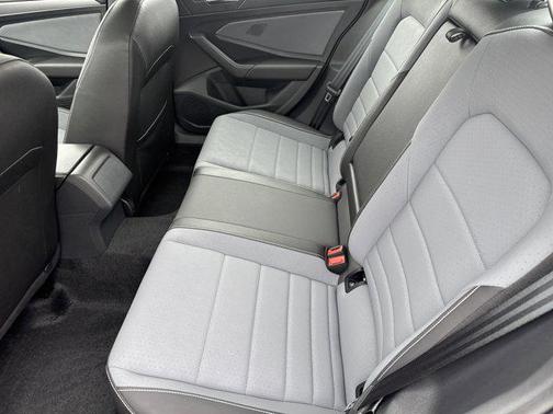 'SILVER' 2025 Volkswagen Jetta 1.5T SE