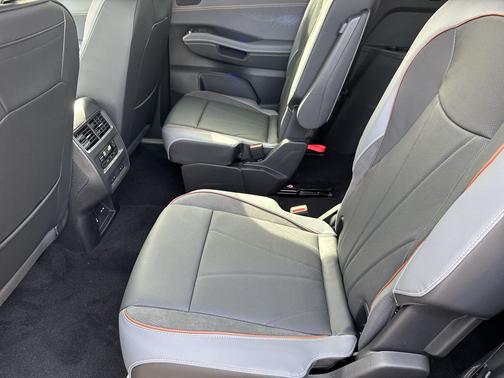 Deep Black Pearl 2027 Volkswagen Atlas SEL Premium R-Line