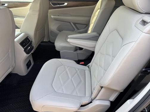 deep black pearl 2026 Volkswagen Atlas 2.0T SE w/Technology