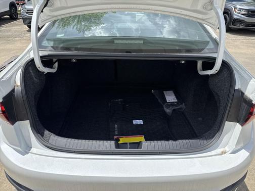 Opal White Pearl 2026 Volkswagen Jetta 1.4T SE