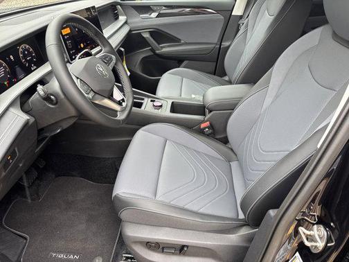2025 Volkswagen Tiguan 2.0T SE