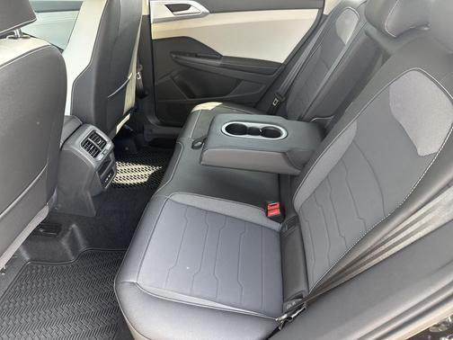 Deep Black Pearl 2026 Volkswagen Taos SE