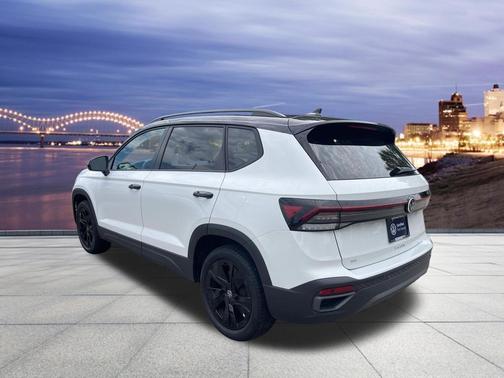 '' 2025 Volkswagen Taos 1.5T SE Black