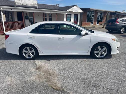 Super White 2014 Toyota Camry SE Sport