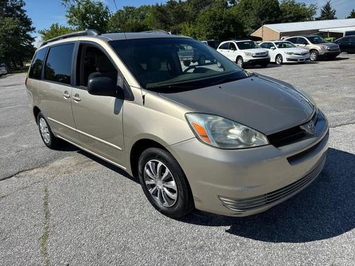 Tan 2004 Toyota Sienna LE